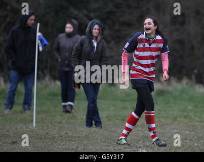 Die offizielle Nationalhymne-Sopranistin Laura Wright von England Rugby spielt für ihr Team Rosslyn Park Ladies gegen Beckenham Ladies in der RFUW Championship South East 2 im Beckenham Rugby Club, Kent. Stockfoto