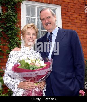 Der Komiker und Schauspieler John Cleese mit seiner Frau Alyce Saye, nachdem er die englischen Heritage Blue-Plaketten zu Ehren von Sigmund Freud und seiner Tochter Anna in den Maresfield Gardens in Hampstead, London, enthüllt hatte. Stockfoto