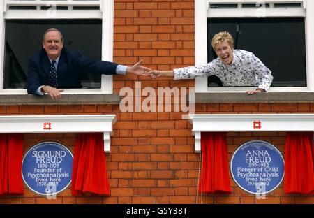 Der Komiker und Schauspieler John Cleese enthüllt zusammen mit seiner Frau Alyce Fye die englischen Heritage Blue-Plaketten zu Ehren von Sigmund Freud und seiner Tochter Anna in den Maresfield Gardens in Hampstead, London. Stockfoto