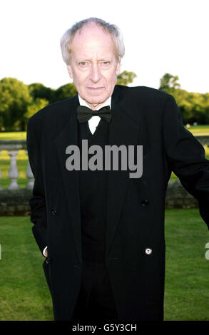 Der Komponist John Barry aus dem Jahr 007 kommt zum James Bond Galadinner 007, das 40 Jahre seit Dr. No feiert und von der Ian Fleming Foundation und dem Variety Club of Great Britain im Stoke Park Golf Club in Stoke Poges, Buckinghamshire, unterstützt wird. Stockfoto