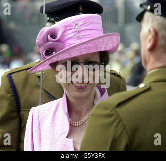 Die Prinzessin Royal inspiziert Soldaten und überreicht Medaillen an das Signal Squadron der territorialen Armeeeinheit 97 im Lager Blandford, Dorset, nachdem sie eine sechsmonatige Dienstreise in Bosnien gemacht hat. *... Die Medaillen wurden der ersten Staffel verliehen, die ausschließlich aus TA-Soldaten bestand, die auf den Balkan entsandt werden sollten. Stockfoto