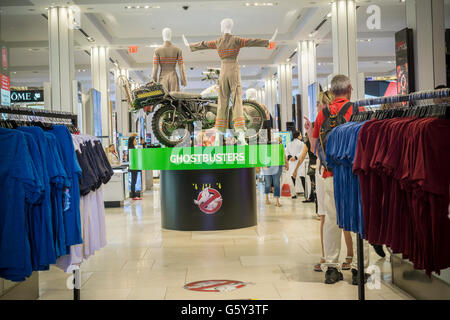 Ein Werbe Display für 'Ghostbusters' Ware wird auf Freitag, 17. Juni 2016 im Kaufhaus Macy's Herald Square in New York gesehen. Die neue Columbia Pictures 'Ghostbusters', die eine alle Frauen gewirkt hat und keine Fortsetzung zu dem Film 1984, soll am 15. Juli eröffnet. (© Richard B. Levine) Stockfoto