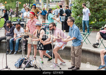 Schlagzeuger auf Becken führen "Schimmer" von Brian Chase der ja ja Yeahs bei einem Auftritt während der Sommer Make Music NewYork Festival im Madison Square Park in New York auf Dienstag, 21. Juni 2016.  Machen Sie Musik NewYork Koordinaten über 1.000 kostenlose Konzerte im öffentlichen Raum am ersten Tag des Sommers. "Schimmern" erforscht die klanglichen Möglichkeiten der Becken.  (© Richard B. Levine) Stockfoto