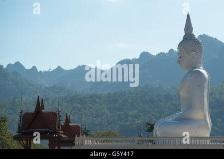 der Buddha des Tempels Hügel im Dorf von Thong Pha Phum nördlich der Stadt Kanchanaburi in Zentral-Thailand im Süden Stockfoto