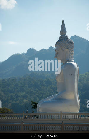 der Buddha des Tempels Hügel im Dorf von Thong Pha Phum nördlich der Stadt Kanchanaburi in Zentral-Thailand im Süden Stockfoto