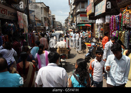 Menschen beim Einkaufen in einem indischen Markt während Diwali-fest. Stockfoto
