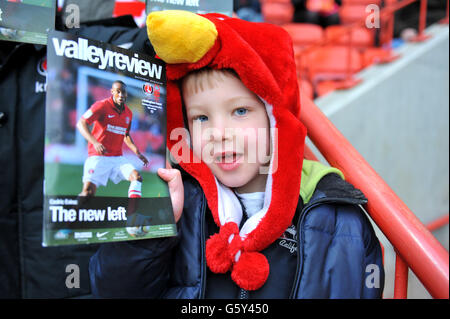 Fußball - npower Football League Championship - Charlton Athletic gegen Nottingham Forest - The Valley. Ein Young Charlton Athletic-Fan zeigt seine Unterstützung in den Tribünen vor dem Spiel Stockfoto