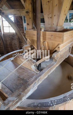 Ramloese, Dänemark - 19. Juni 2016: Moving Mühlstein im historischen Windmühle auf der dänischen Windmühle Tag 2016. Stockfoto
