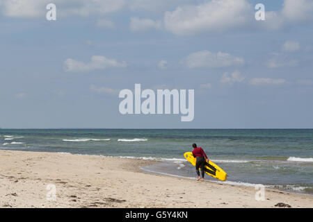 Tisvilde, Dänemark - 20. Juni 2016: A mit ihrem Surfbrett in Tisvilde Strand Rettungsschwimmer. Stockfoto