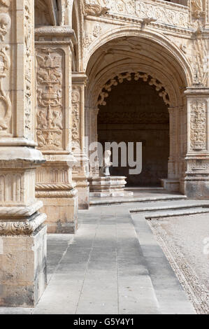 Innenhof des zweistöckigen Kreuzgang des Mosteiro Dos Jéronimos (Kloster der das Hieronymuskloster), Stadtteil Belem, Lissabon Stockfoto