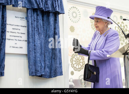 Die Queen enthüllt eine Plakette zur offiziellen Eröffnung des neuen Royal London Hospital Gebäudes und des neuen National Centre for Darm Research and Surgical Innovation in London, England. Stockfoto