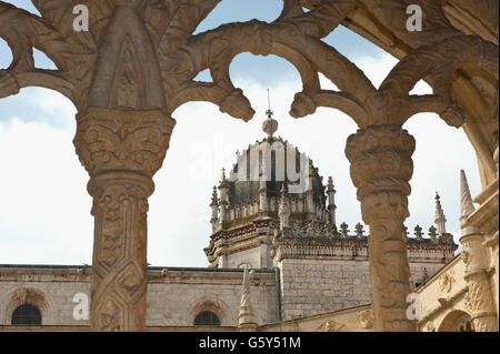 Innenhof des zweistöckigen Kreuzgang des Mosteiro Dos Jéronimos (Kloster der das Hieronymuskloster), Stadtteil Belem, Lissabon Stockfoto