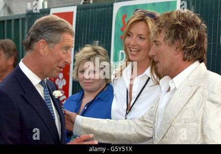 Der Prinz von Wales trifft Rod Stewart und seine Freundin Penny Lancaster während des Safeway Picnic 2002 im Londoner Hyde Park. Stockfoto