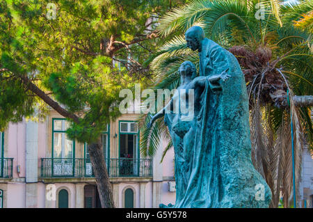 Largo Barao de Quintela, Statue von José Maria de Eça de Queiroz, Alto, Lissabon, Portugal Stockfoto