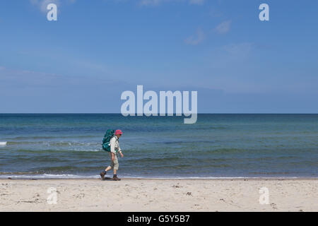 Tisvilde, Dänemark - 20. Juni 2016: Eine ältere Dame auf Tisvilde Strand wandern. Stockfoto