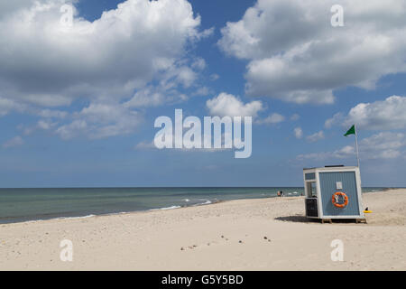 Tisvilde, Dänemark - 20. Juni 2016: Hölzerne Rettungsschwimmer am Strand von Tisvilde Hütte. Stockfoto