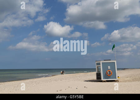 Tisvilde, Dänemark - 20. Juni 2016: Hölzerne Rettungsschwimmer am Strand von Tisvilde Hütte. Stockfoto