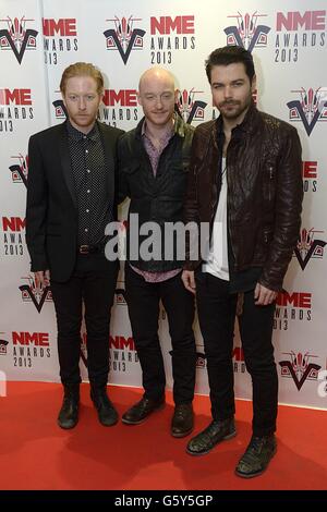 James Johnston (links) Ben Johnston (Mitte) und Simon Neil (rechts) von Biffy Clyro bei der Ankunft für die NME Awards 2013 im Troxy, London. Stockfoto