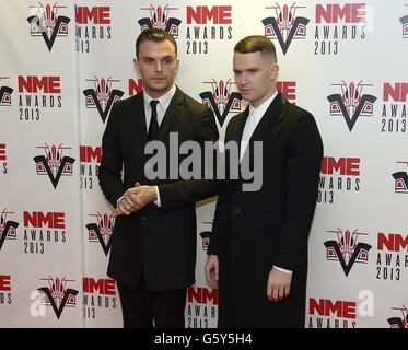 NME Awards 2013 - Ankunft - London. Theo Hutchcraft (links) und Adam Anderson von Hurts bei der Ankunft für die NME Awards 2013 im Troxy, London. Stockfoto