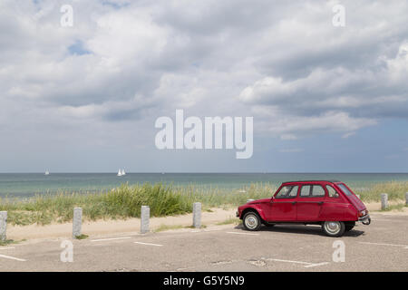 Tisvilde, Dänemark - 20. Juni 2016: A Citroen 2cv Dyane stehen auf dem Parkplatz des Tisvilde Strand. Stockfoto