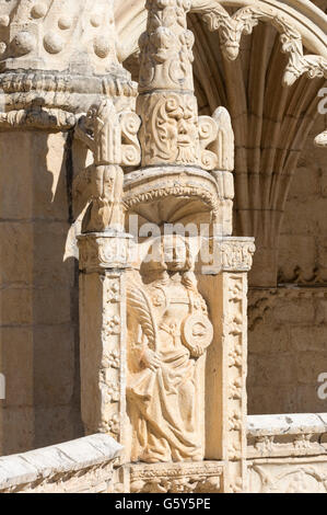 Skulptur, Hof des zweistöckigen Kreuzgang, Mosteiro Dos Jéronimos (das Hieronymus-Kloster), Belem, Lissabon Stockfoto