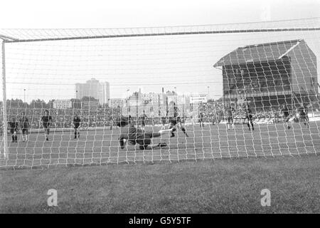 Chelsea-Torwart Peter Bonetti macht es zwei in Folge, als er seine zweite Strafe in einer Woche rettet. Zuerst war es von Liverpools Kevin Keegan, aber bei der heutigen Gelegenheit rettete er eine Strafe von Coventry Kapitän Mick Coop Bonettis Rettung half Chelsea, das Spiel 1:0 zu gewinnen. Stockfoto