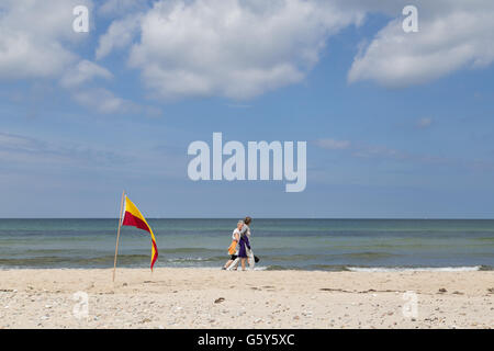 Tisvilde, Dänemark - 20. Juni 2016: Menschen hinter rot und gelb Bereich Flagge in Tisvilde Strand schwimmen gehen. Stockfoto