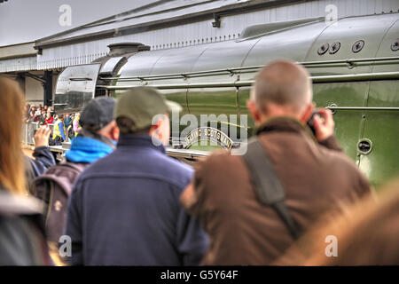 Massen um erhaltene Dampflokomotive Flying Scotsman. Stockfoto