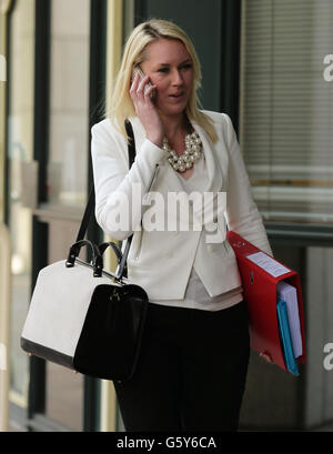 Stella English kehrte nach dem Mittagessen zu einer konstruktiven Kündigungsverhandlung zurück und brachte Lord Sugar bei einem East London Employment Tribunal Service im Anchorage House in East India Quay, London, vor. Stockfoto