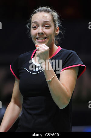 Die Engländerin Gabrielle White feiert am ersten Tag der Yonex All England Badminton Championships 2013 in der National Indoor Arena, Birmingham, die Qualifikation für die erste Runde mit Partner Chris Adcock. Stockfoto