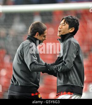 Shinji Kagawa von Manchester United (rechts) und Teamkollege Javier Hernandez (links) Während des Aufwärmphase Stockfoto