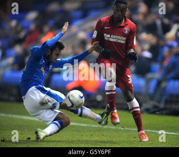 Jack Payne von Peterborough United (links) fordert Callum Harriott von Charlton Athletic (rechts) für den Ball heraus. Stockfoto