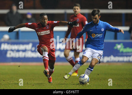 Jack Payne von Peterborough United (rechts) und Callum Harriott von Charlton Athletic (links) kämpfen um den Ball. Stockfoto