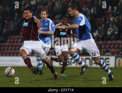 Hearts John Sutton (links) hält sich während des Spiels der Clydesdale Bank Premier League im Tynecastle Stadium, Edinburgh, gegen den David McCracken von St. Johnstone aus. Stockfoto