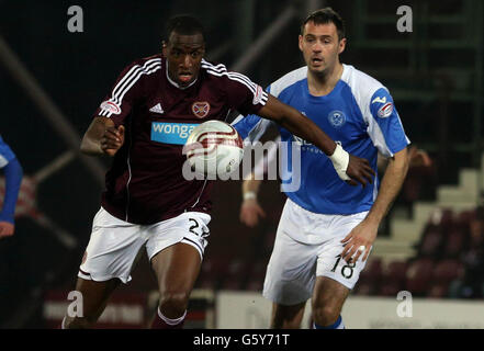 Hearts Micheal Ngoo (links) in Aktion mit St. Johnstone's David McCracken während des Clydesdale Bank Premier League-Spiels im Tynecastle Stadium, Edinburgh. Stockfoto