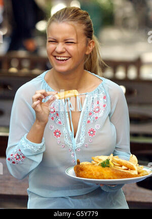 TV-Moderatorin, Sängerin und ehemalige Fish and Chip Shop Mitarbeiterin Kerry Katona startet den Wettbewerb Fish and Chip Shop of the Year 2002 auf der Rock & Sole Plaice in London's Covent Garden. * der jährliche Wettbewerb, der von der Sea Fish Industry Authority (Seafish) organisiert wird, ist nun 15. Jahr. Stockfoto