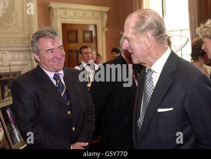 Der Duke of Edinburgh trifft den neuen Leeds United Manager Terry Venables (links) während des Queens-Besuches im Harewood House, Leeds. Die Königin besuchte das Festival Celebration, eine Aufführung, die Yorkshire seit ihrer Aufnahme feiert. Stockfoto