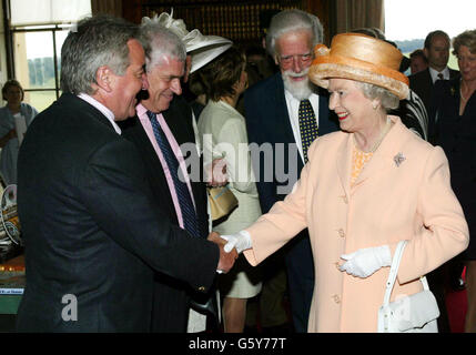 Die britische Königin Elizabeth II. Wird von Peter Ridsdale, dem Vorsitzenden von Leeds United, und Terry Venables (links), dem neuen Manager von Leeds United, bei ihrem Besuch im Harewood House in Leeds begrüßt. * die Königin besuchte das Festival Celebration, eine Aufführung, die Yorkshire seit ihrem Beitritt feiert. Es wurde auf den Stufen vor dem Harewood House präsentiert und enthielt Beiträge von der ehemaligen House of Commons-Sprecherin Baroness Boothroyd und Countdown-Gastgeber Richard Whiteley. Stockfoto