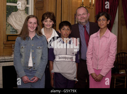 Cherie Blair mit (l-r) Kayle Woods, Manazir Abbas, David Heyes MP und Arie Prajapati, die alle aus Ashton-under-Lyne stammen, bei einer Teeparty in der Downing Street Nr. 10 im Zentrum von London, die von der Frau des Premierministers, Frau Blair, veranstaltet wird. Stockfoto