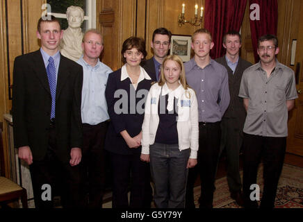 Cherie Blair mit Alex Urmston, seinem Vater Peter, der Parlamentsabgeordneten Andy Burnham, Katie Parkinson, Anthony Parkinson, Ashley Turner und seinem Vater Terry, die alle aus Leigh kommen, auf einer Teeparty in der Downing Street Nr. 10 im Zentrum von London, veranstaltet von der Frau des Premierministers, Frau Blair. Stockfoto