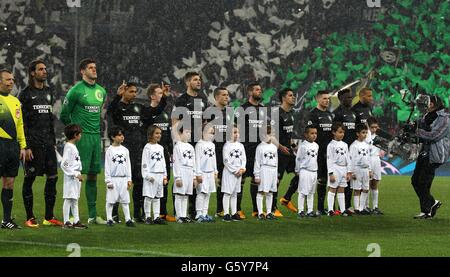 Fußball - UEFA Champions League - 16. Runde - zweite Etappe - Juventus gegen Celtic - Juventus Stadium. Celtic-Spieler stellen sich vor dem Anpfiff an Stockfoto