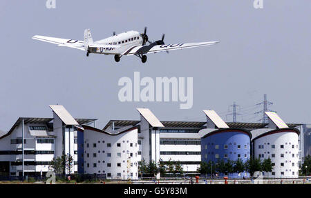 Eine Lufthansa Junkers JU-52 fliegt über die University of East London, während sie sich auf die Landung am Dockland City Airport im Osten Londons vorbereitet. Das historische 16-Sitzer-Flugzeug aus dem Jahr 1936 ist das älteste der deutschen Airline-Flotte und wurde im Zweiten Weltkrieg eingesetzt. * heute war es die Bereitstellung von Sightseeing-Touren über London. Stockfoto