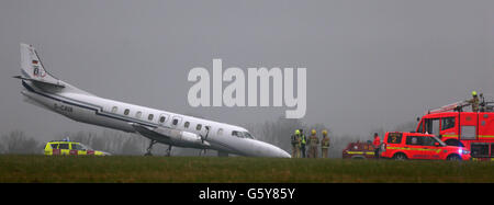 Die Szene eines Flugzeugabsturzes am Flughafen Dublin, nachdem das Vorderrad des bin Air-Flugzeugs bei der Landung angeschnallt war und den Unfall auf der Start- und Landebahn verursacht hatte. Stockfoto