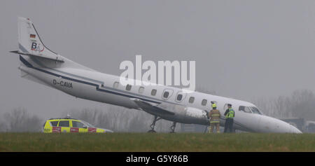 Die Szene eines Flugzeugabsturzes am Flughafen Dublin, nachdem das Vorderrad des bin Air-Flugzeugs bei der Landung angeschnallt war und den Unfall auf der Start- und Landebahn verursacht hatte. Stockfoto