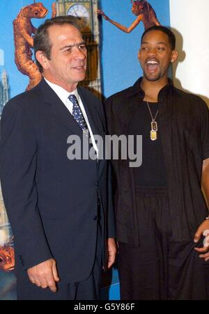 Die Schauspieler Tommy Lee Jones (links) und will Smith während einer Fotoaufnahme in den BAFTA-Büros in Londons Piccadilly, um ihren neuen Film 'Men in Black 2' zu promoten. Stockfoto