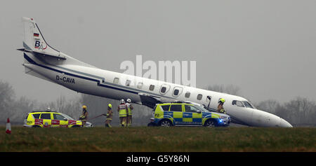 Die Szene eines Flugzeugabsturzes am Flughafen Dublin, nachdem das Vorderrad des bin Air-Flugzeugs bei der Landung angeschnallt war und den Unfall auf der Start- und Landebahn verursacht hatte. Stockfoto