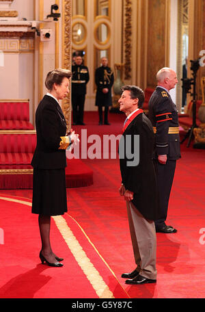 Lord Sebastian Coe wird von der Prinzessin Royal während einer Investiturzeremonie im Buckingham Palace, London, zum Mitglied des Ordens der Ehrengefährten ernannt. Stockfoto