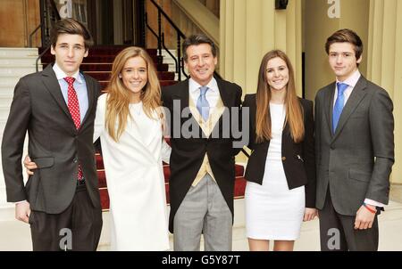 Lord Sebastian Coe empfängt seinen Orden der Ehrengefährten mit seinen Kindern Harry, Maddy, Alice und Peter (von links nach rechts) im Buckingham Palace bei der Investiturfeier, die von der Prinzessin Royal geleitet wird. Stockfoto