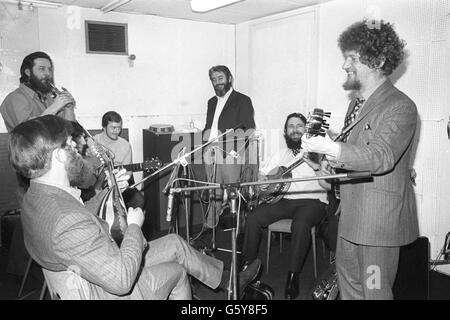 Irische Folk Band The Dubliners Proben in Spot Studios, Molton Street, London. Im Bild (l-r) John Sheahan, Ciaran Bourke (auf Penny Whistle), Ronnie Drew (stehende Hände in der Tasche), Barney McKenna und Luke Kelly (ganz rechts). Stockfoto