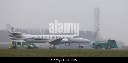 Die Szene eines Flugzeugabsturzes am Flughafen Dublin, nachdem das Vorderrad des bin Air-Flugzeugs bei der Landung angeschnallt war und den Unfall auf der Start- und Landebahn verursacht hatte. Stockfoto